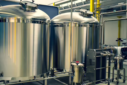 Impianti industriali per cartiere nel distretto cartario di Lucca con serbatoi in acciaio inox – progettazione e manutenzione sistemi fluidi e termici