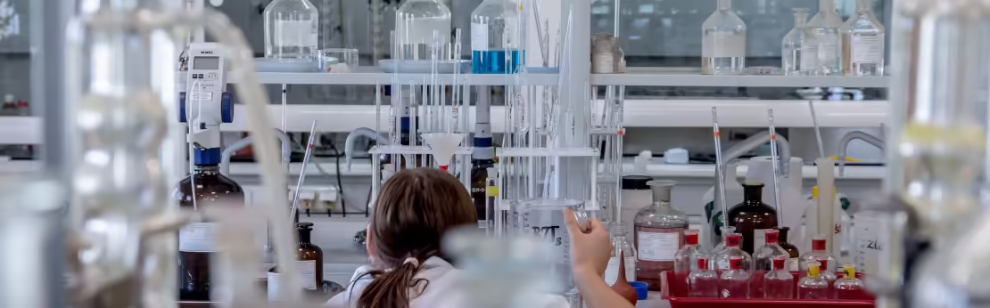 Processi produttivi nel settore chimico e farmaceutico con laboratorio e analisi fluidi – impianti industriali per produzione e controllo qualità